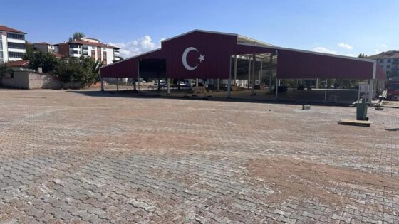 Sungurlu Belediyesi Cumartesi Kapalı Pazar Alanı çevresinde, kilit parke taş döşeme işlemleri tamamlanmıştır.